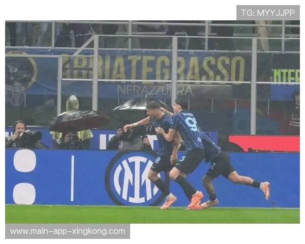 国际米兰中场连续断球推动场面变化：从防守压迫到进攻节奏的转场艺术