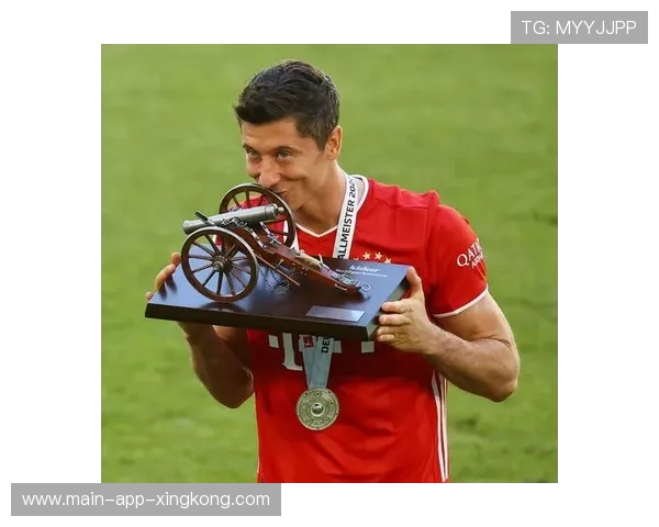 莱万靠脚尖一点传球化腐朽为神奇，拜仁前场思路清晰